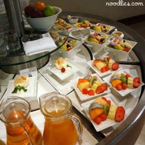 emirates business lounge bangkok food