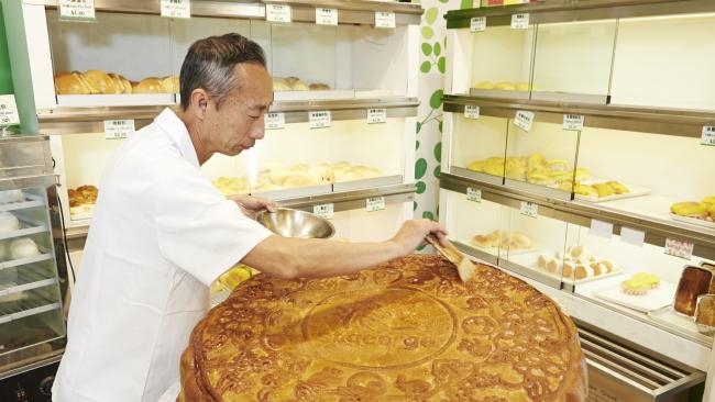 Australia's Biggest Moon Cake